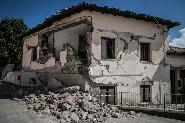 Edificio lesionato dal terremoto (comune di Accumoli). Foto di Nicola Zolin.