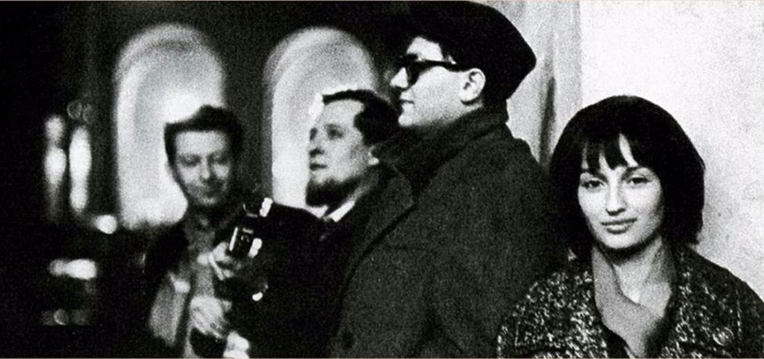 Immagine che contiene Viso umano, vestiti, persona, uomo
Il contenuto generato dall'IA potrebbe non essere corretto.