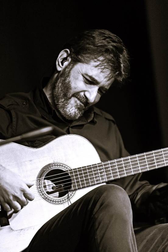 Immagine che contiene Strumento musicale, musica, strumento a corde, persona
Il contenuto generato dall'IA potrebbe non essere corretto.