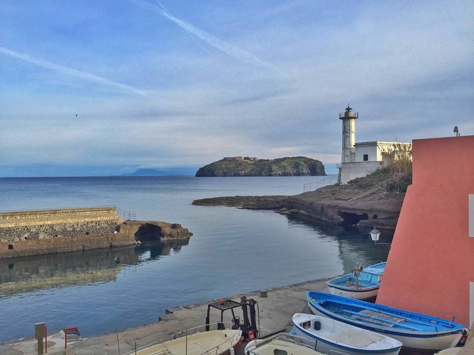 Immagine che contiene aria aperta, acqua, cielo, faro

Il contenuto generato dall'IA potrebbe non essere corretto.