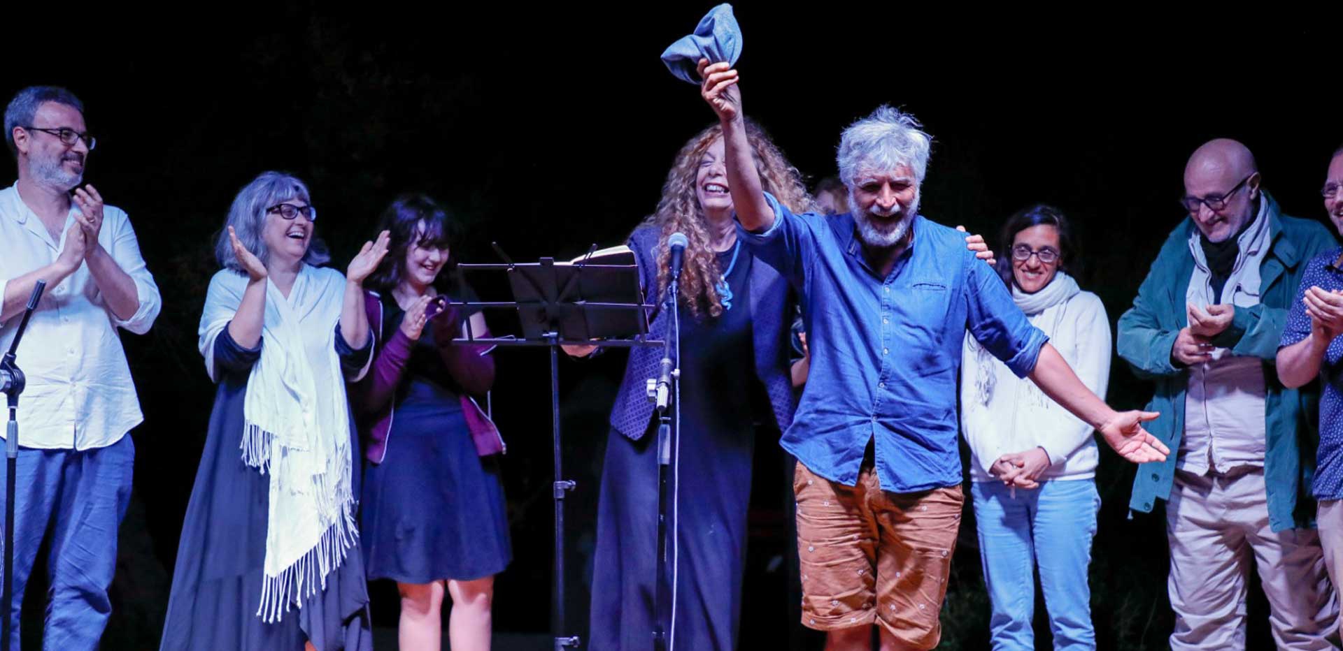 Immagine che contiene vestiti, persona, intrattenimento, Performance artistica

Il contenuto generato dall'IA potrebbe non essere corretto.