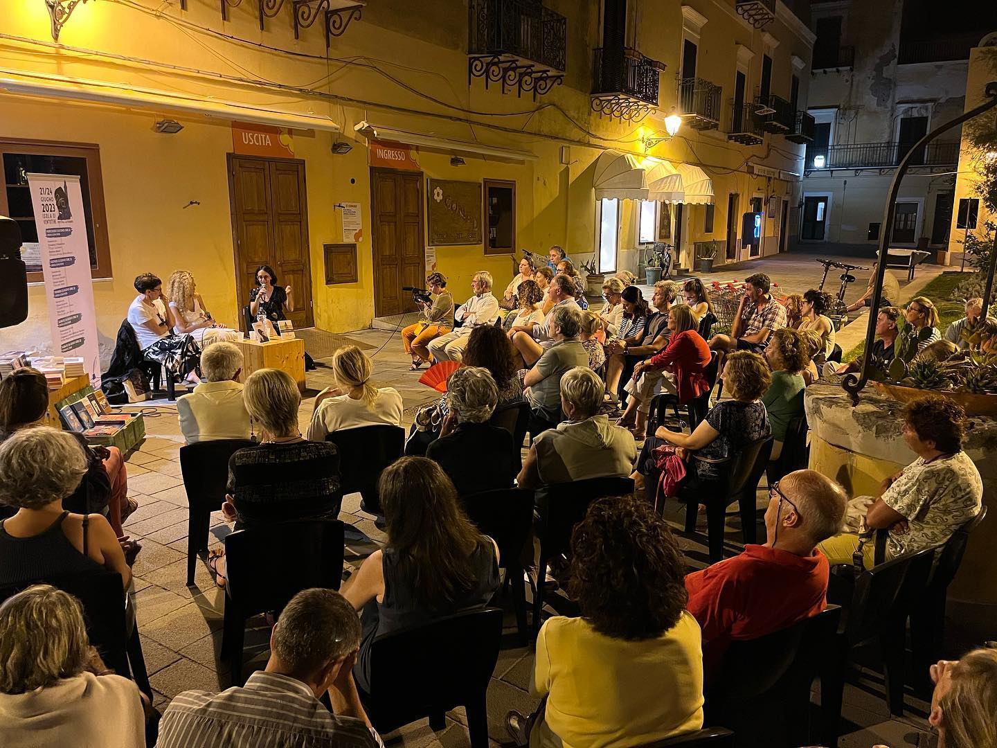 Immagine che contiene vestiti, scena, persona, uomo

Il contenuto generato dall'IA potrebbe non essere corretto.