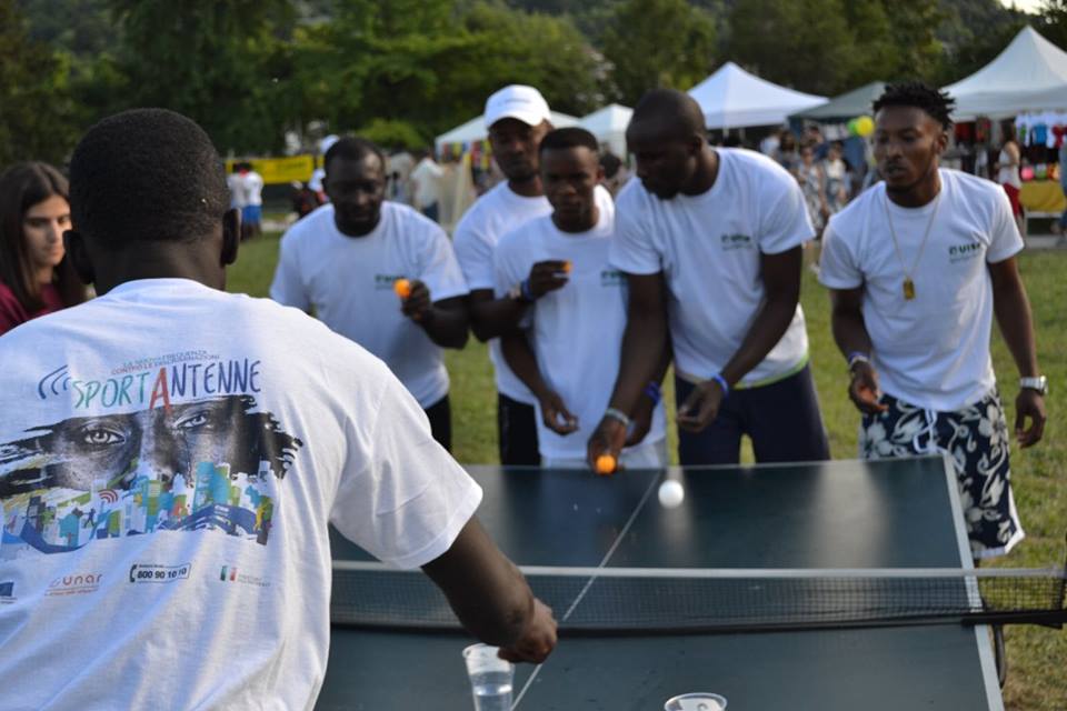 Una partita di “water pong” alle Olimpiadi Antirazziste dell'estate 2017 a Vicenza (foto di Erica Mina). 