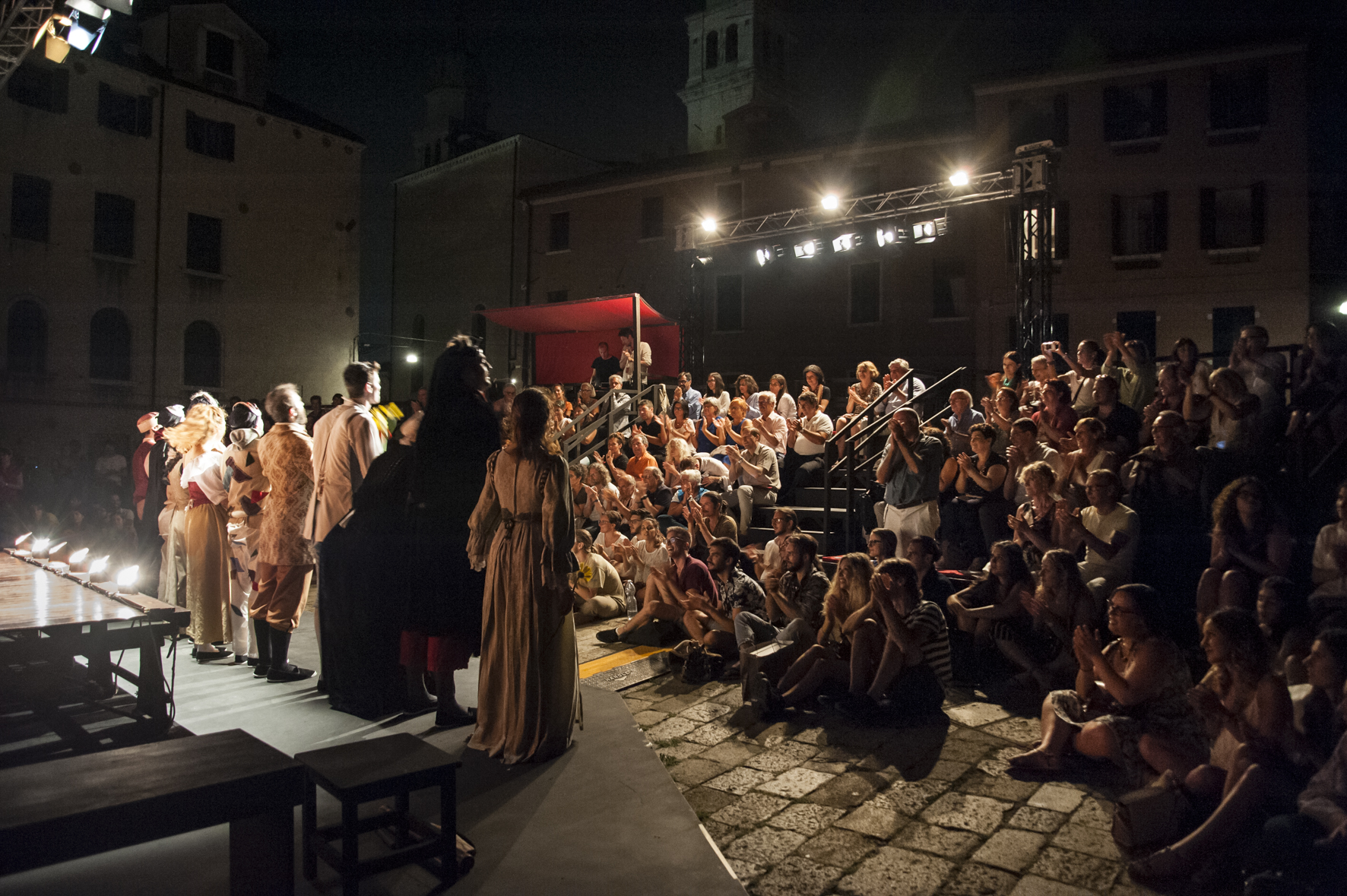 Platea VOS 2018 durante la serata con la Civica Accademia d'arte drammatica "Nico Pepe" di Udine