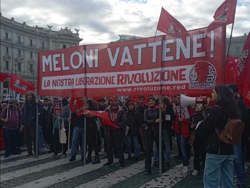 Lo spezzone di Sinistra Classe Rivoluzione al corteo del 26 Novembre 2022