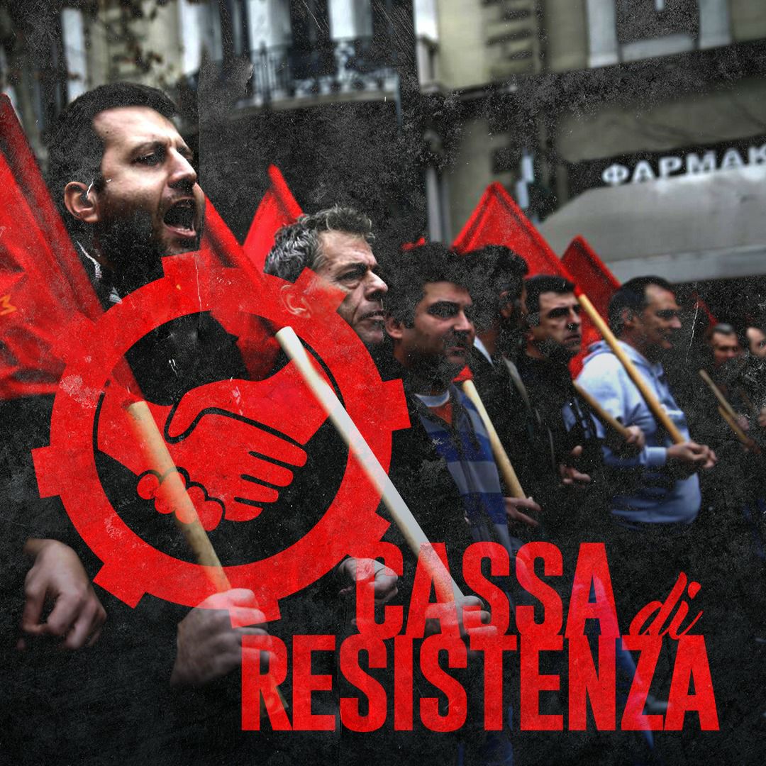 Alcune persone partecipano ad una manifestazione con delle bandiere rosse. In sovraimpressione il logo della Cassa di Resistenza e il testo omonimo.