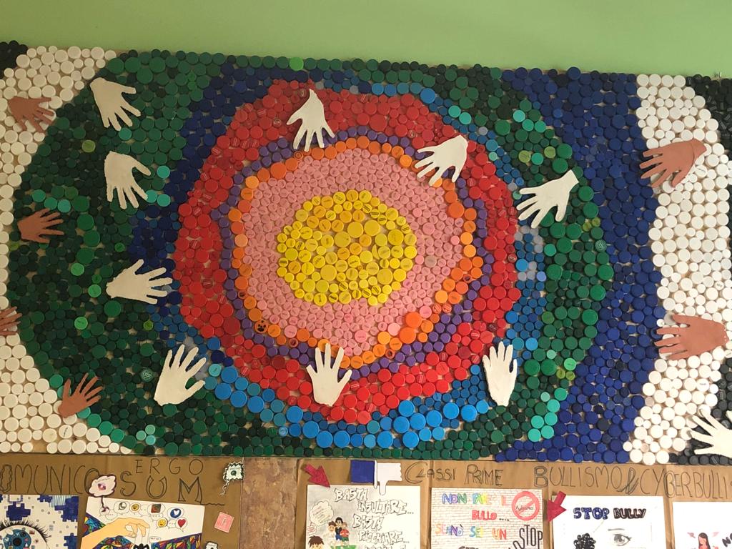 Mosaico realizzato dai ragazzi dell'I.C. Via Anagni di Roma all’interno del laboratorio inclusivo di riciclo creativo della Professoressa Vanessa Palermo
