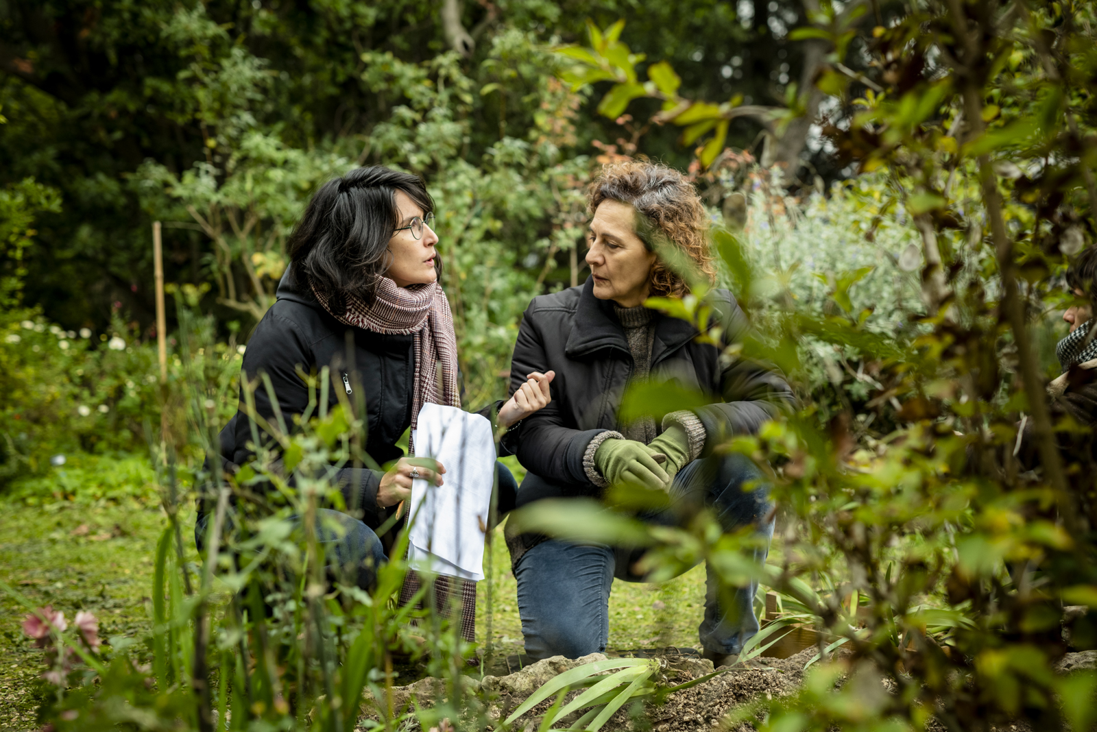 Isabella Carloni e Giulia Casagrande in giardino, sul set del cortometraggio Verso Casa a Senigallia