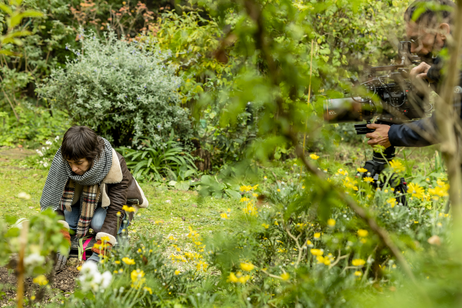 Diane Fleri in giardino sul set del cortometraggio Verso Casa, girato nelle Marche 