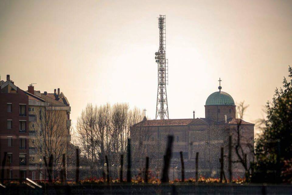 Il traliccio all'orizzonte della Chiesa Monumento Nazionale all'Internato Ignoto