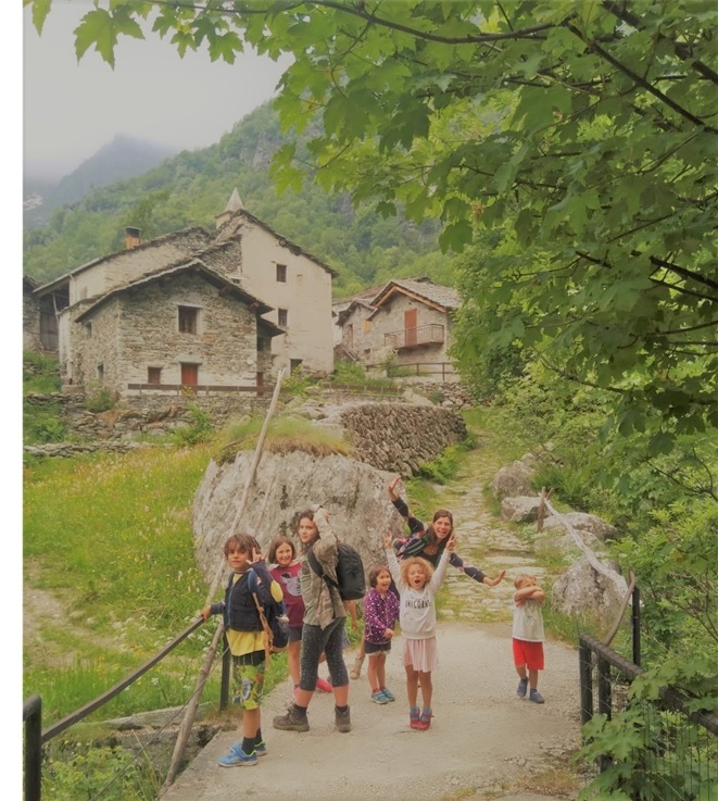 Passeggiata con i bambini in natura - Progetto Scuola Libertaria - Valchiusella Piemonte