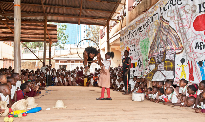 Circo sociale educativo nelle scuole e slum di Kampala