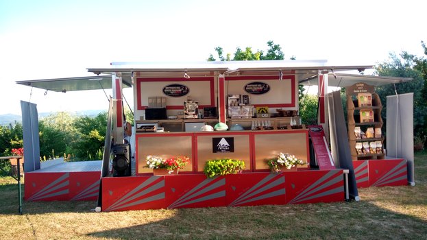 LA TOSCANA  IN TOUR  90 TAPPE PER RISCOPRIRE I PIATTI TIPICI CHE HANNO FATTO LA STORIA DELLA  CUCINA TOSCANA NEL MONDO  CON UN TRAILER  INNOVATIVO ED ECOLOGICO  AL 100%