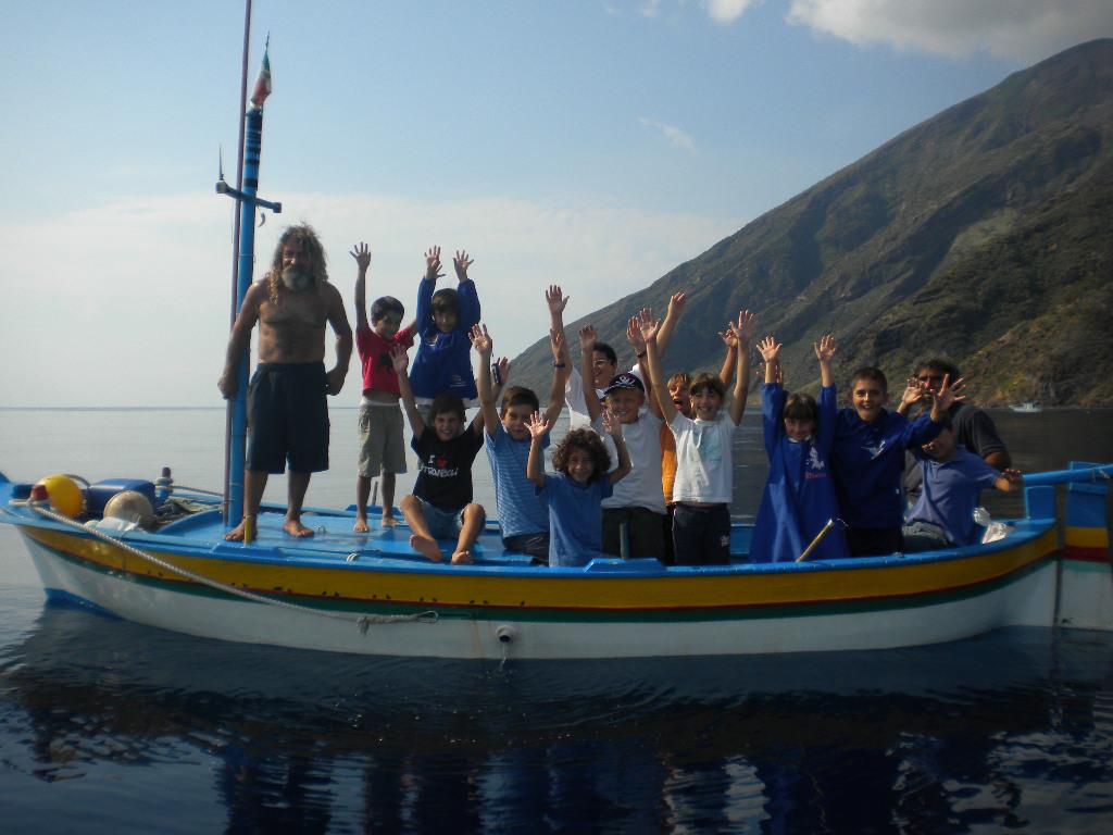 A NATALE SOSTIENI LA SEDE E LE ATTIVITÀ DELLA BIBLIOTECA DI STROMBOLI!