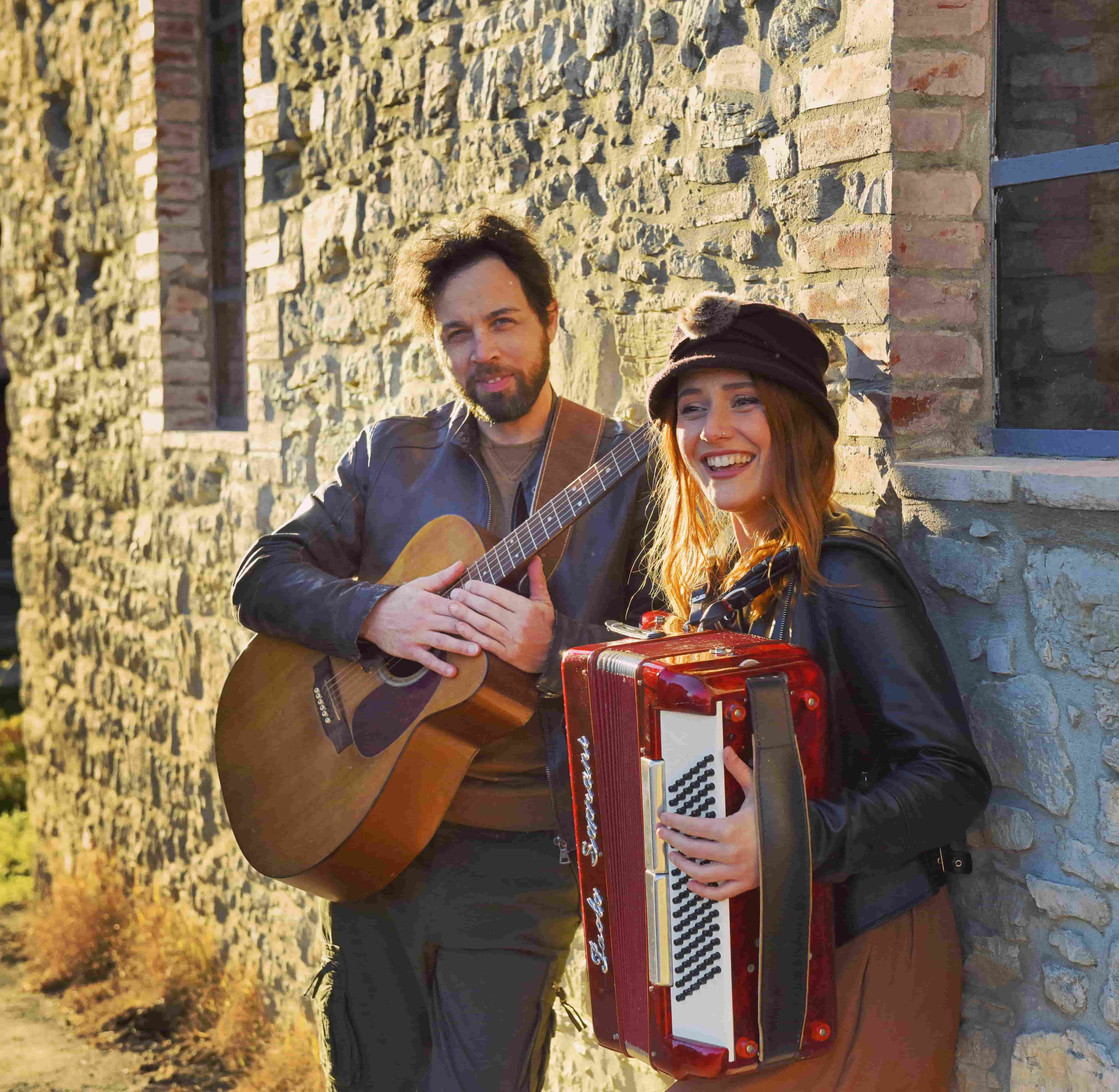 AlexEli Duo e il loro album:
"The measure of a man is one who lends a hand"