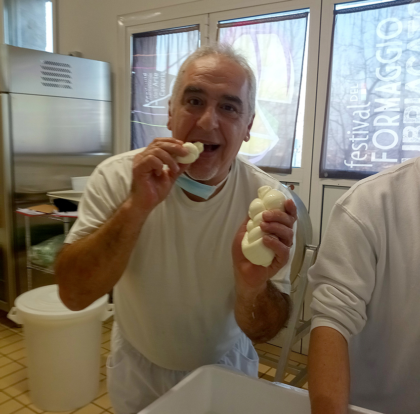 Tra un formaggio e un aiuto Tra un formaggio e un aiuto