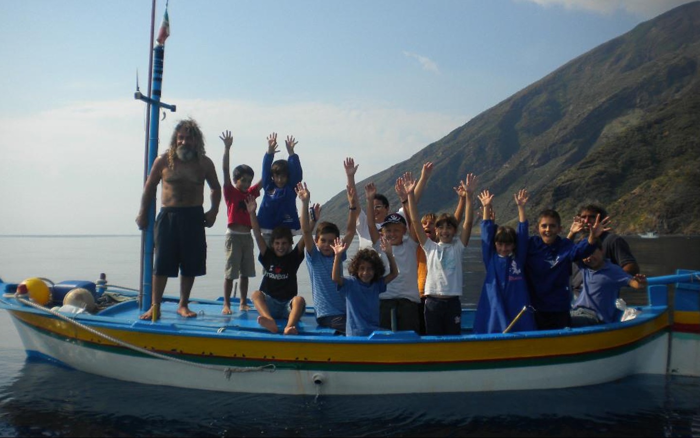 PER NATALE SOSTIENI LA SEDE E LE ATTIVITÀ DELLA BIBLIOTECA DI STROMBOLI