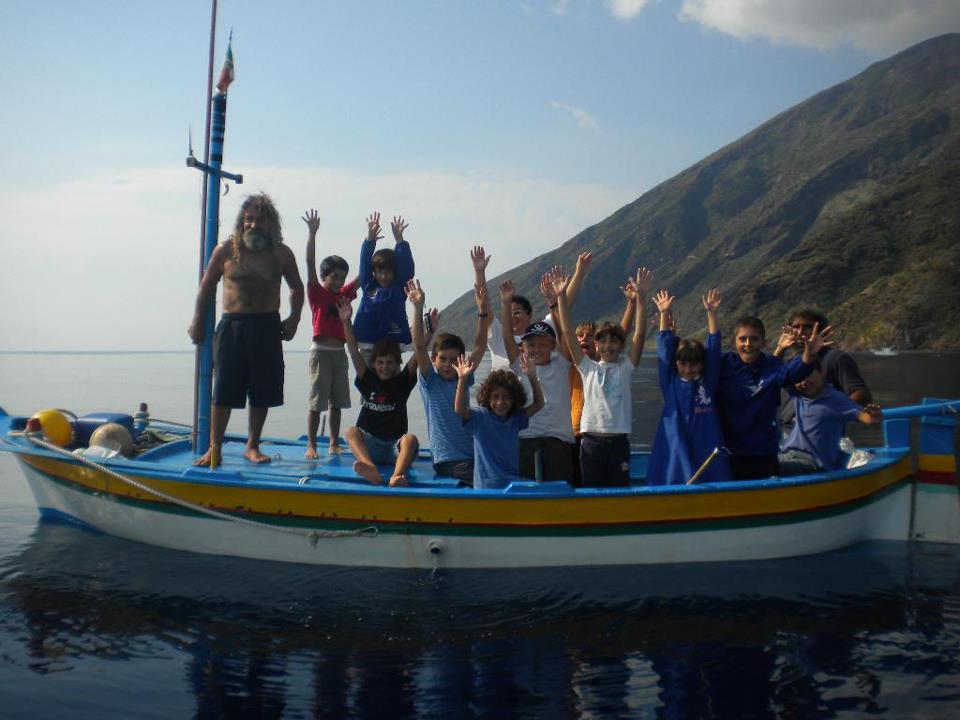 Nel 2024 sostieni la Biblioteca e le attività di Scuola in Mezzo al Mare a Stromboli