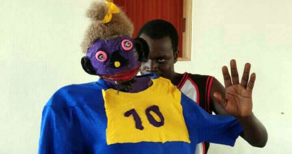 Soutenez le rêve d'un jeune marionnettiste du Burundi. Support the dream of a young puppeteer from Burundi.