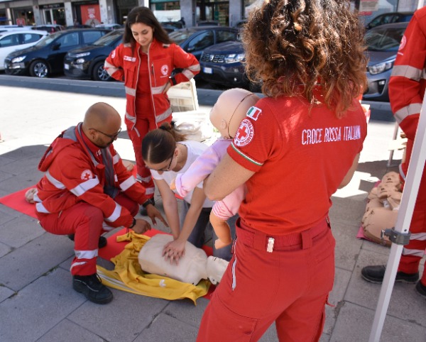 Croce Rossa Italiana. Potrebbe essere il cuore di qualcuno che ami. Aiutaci ad insegnare come salvarlo. Croce Rossa Italiana. Potrebbe essere il cuore di qualcuno che ami. Aiutaci ad insegnare come salvarlo.