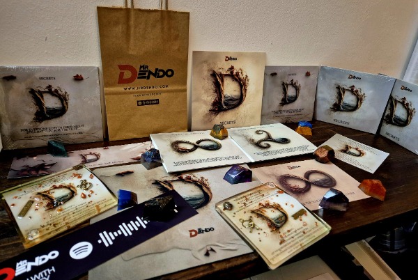 Secrets Packs - CD & Gadgets in Pronta Consegna!