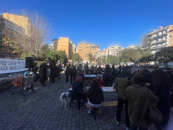 COMPRIAMO TAVOLI E PANCHE PER I PRANZI IN QUARTIERE A TORPIGNATTARA COMPRIAMO TAVOLI E PANCHE PER I PRANZI IN QUARTIERE A TORPIGNATTARA