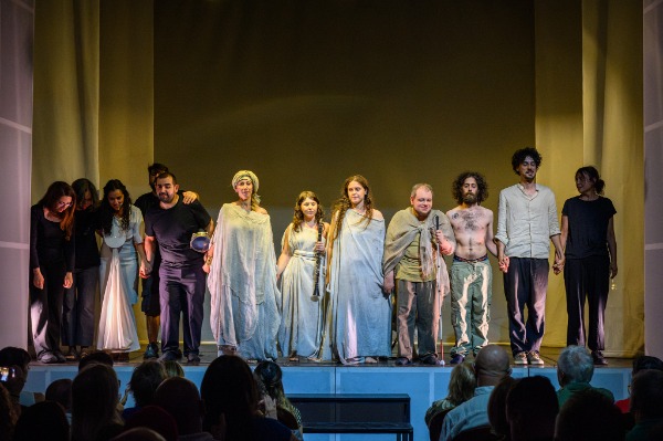 Teatro oltre lo sguardo: uno spettacolo che anche chi non vede possa vivere Teatro oltre lo sguardo: uno spettacolo che anche chi non vede possa vivere