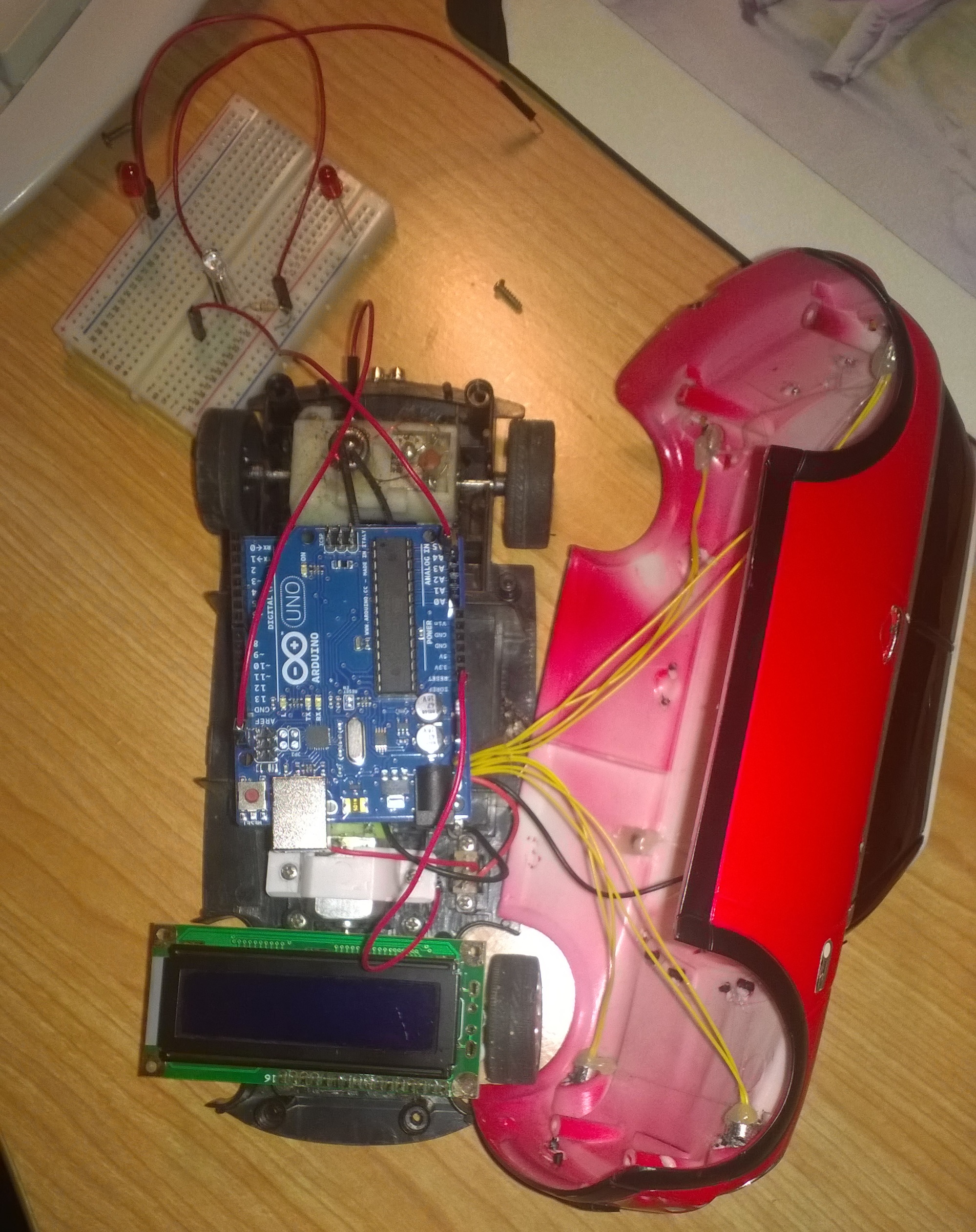 Auto telecomandata con un telefono cellulare, costruito con Arduino