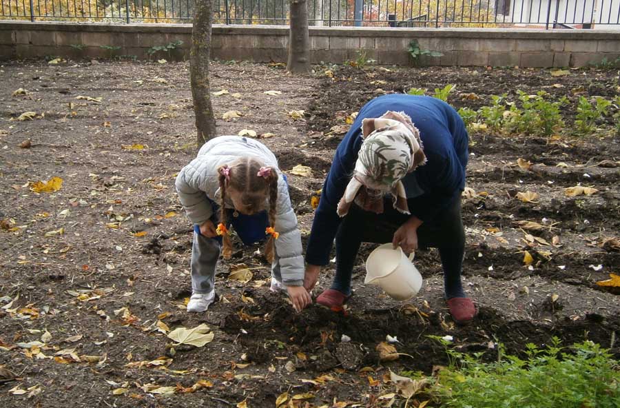 Un orto per i nostri nonni e nipoti con i nostri amici animali Un orto per i nostri nonni e nipoti con i nostri amici animali