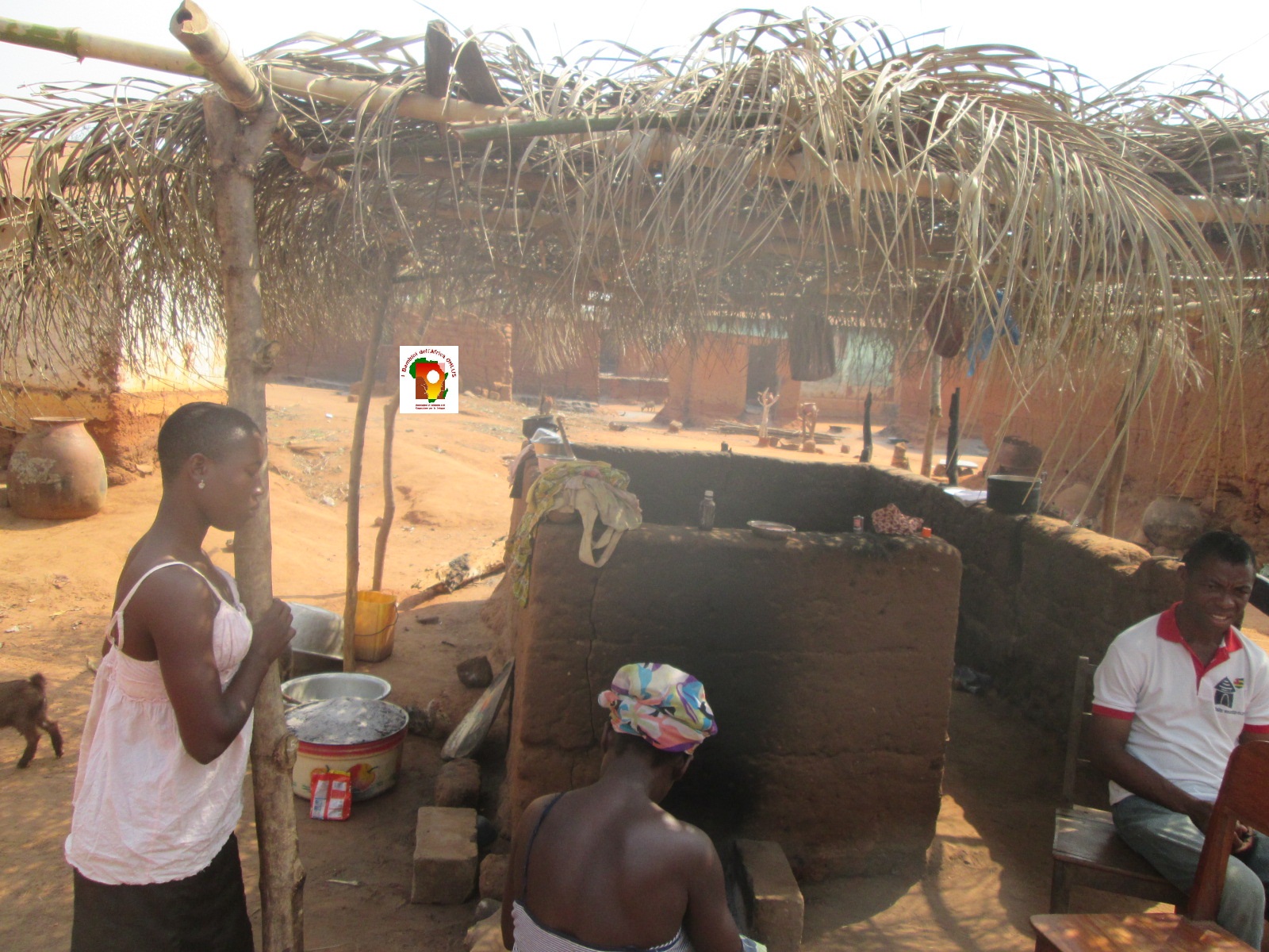 Insieme per aiutare la gente del villaggio Atsave (Togo) bruciato. Le persone sono nella desolazione totale: senza tetti, cibo, acqua, senza vestiti.